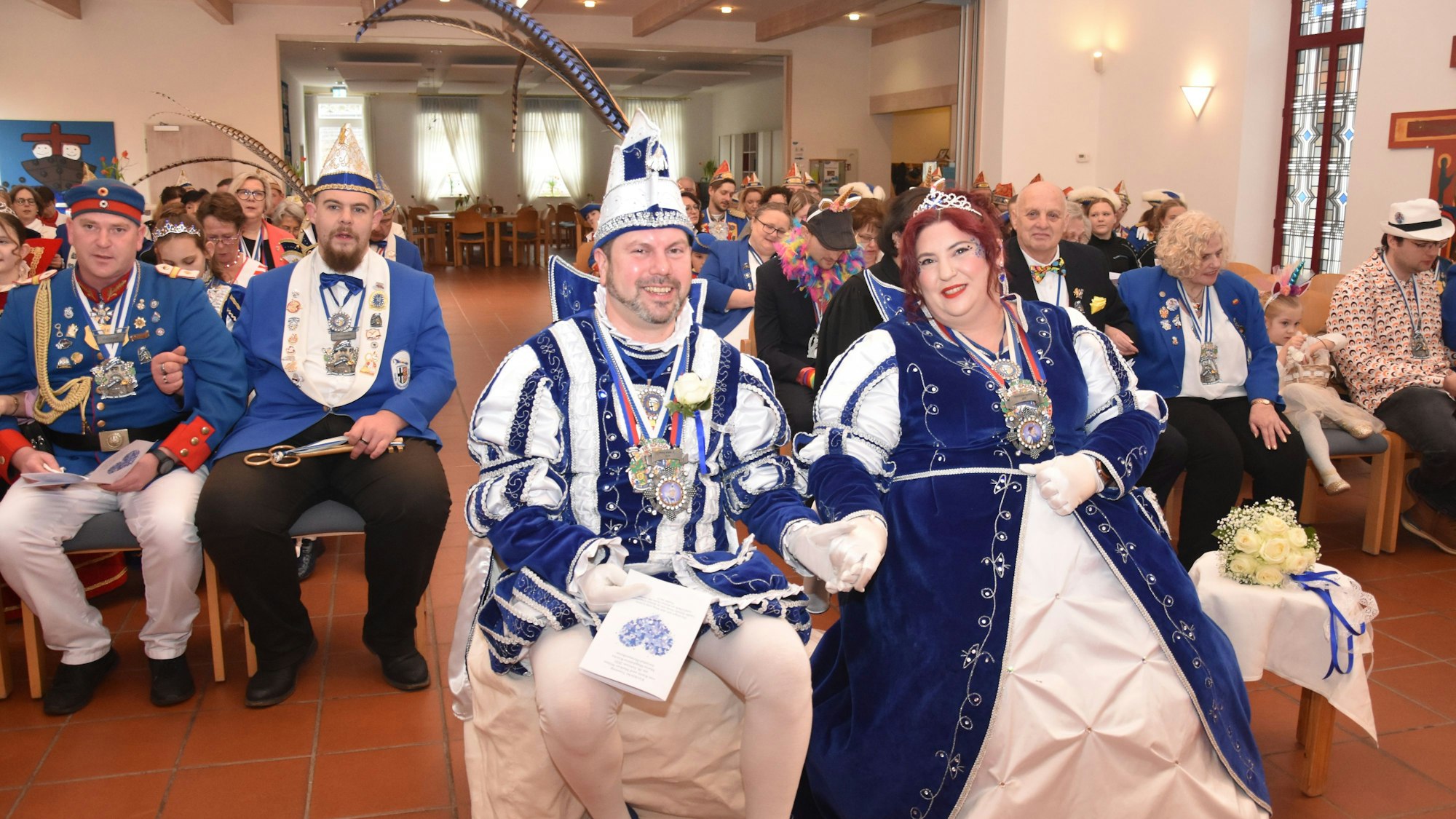 Viele bunt kostümierte Gästen, Vereinsangehörige in Uniform und Tollitäten der Nachbargemeinden waren gekommen, um bei der Trauung des Heimerzheimer Prinzenpaares Markus I. und Karin II., dabei zu sein.