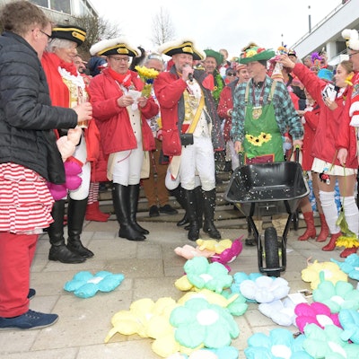 Große Bensberger und Bürgermeister Frank Stein stehen mit einer Schubkarre auf der Bensberger Schlosstreppe.