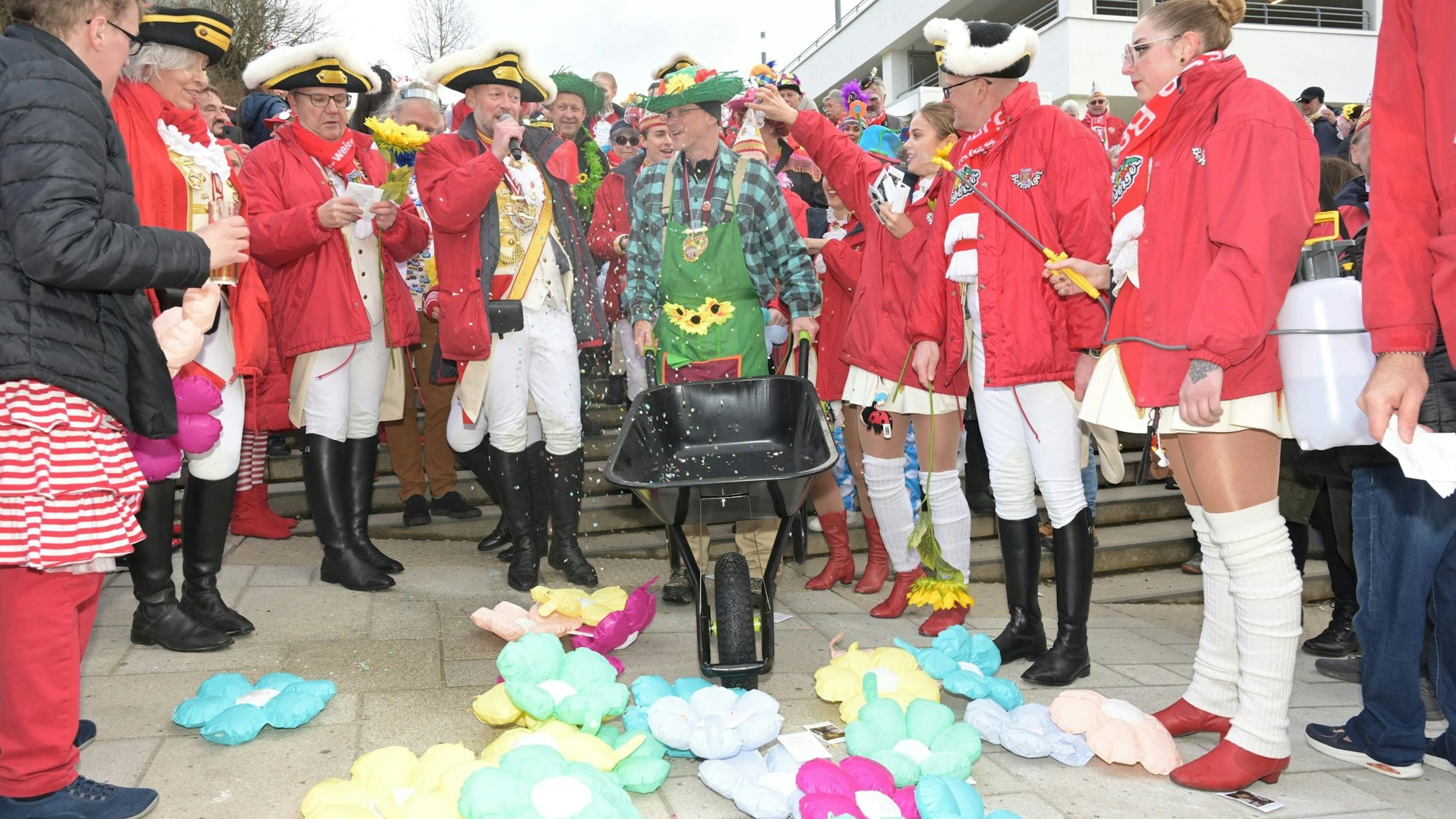 Große Bensberger und Bürgermeister Frank Stein stehen mit einer Schubkarre auf der Bensberger Schlosstreppe.
