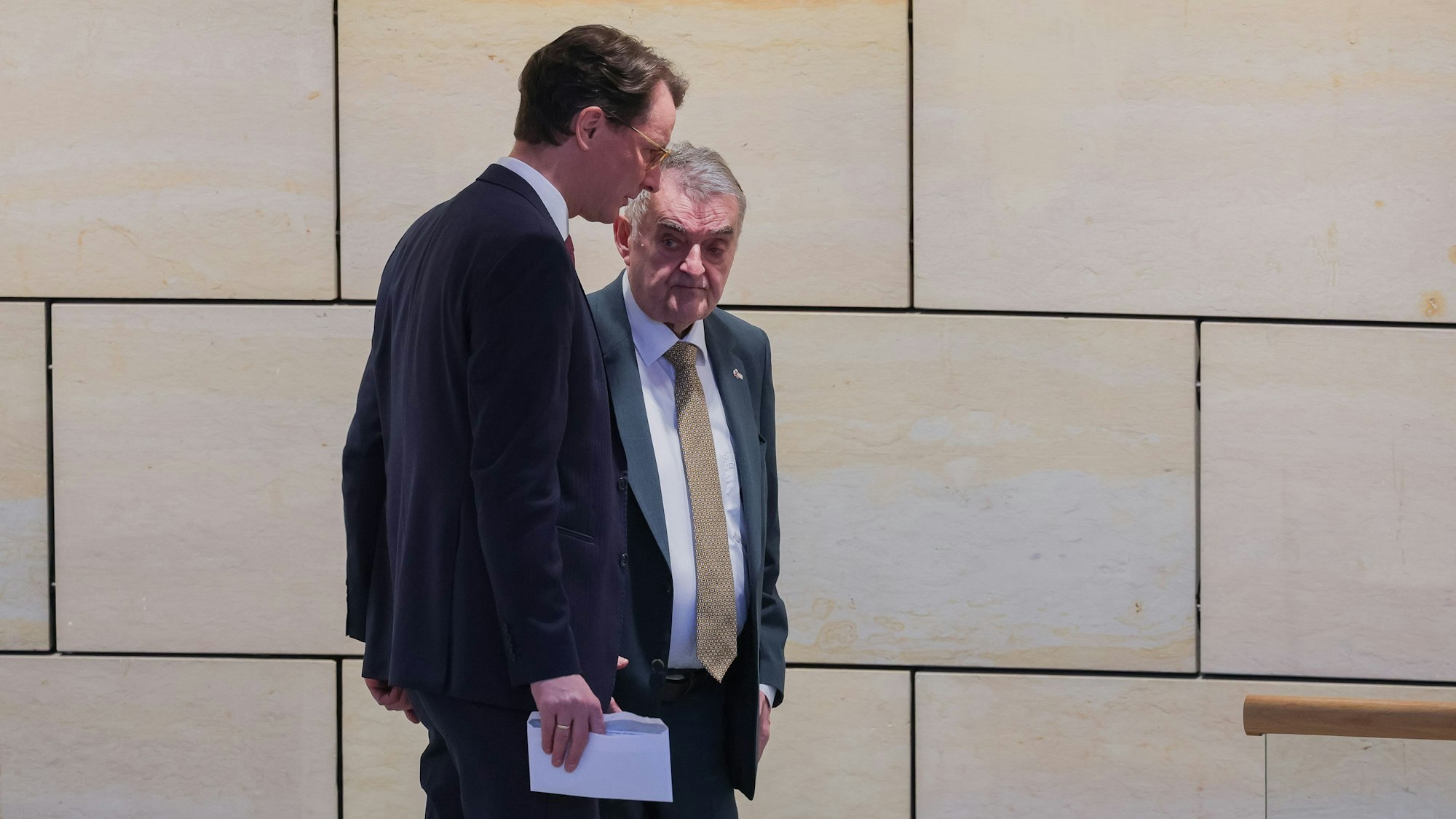 Hendrik Wüst (l, CDU), Ministerpräsident von Nordrhein-Westfalen, und Innenminister Herbert Reul (CDU)