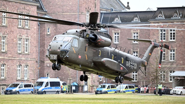 Im Innenhof eines Behördenzentrums landet ein Hubschrauber. In diesem wird der Tatverdächtige nach der Messerattacke am Holocaust-Mahnmal in Berlin transportiert.