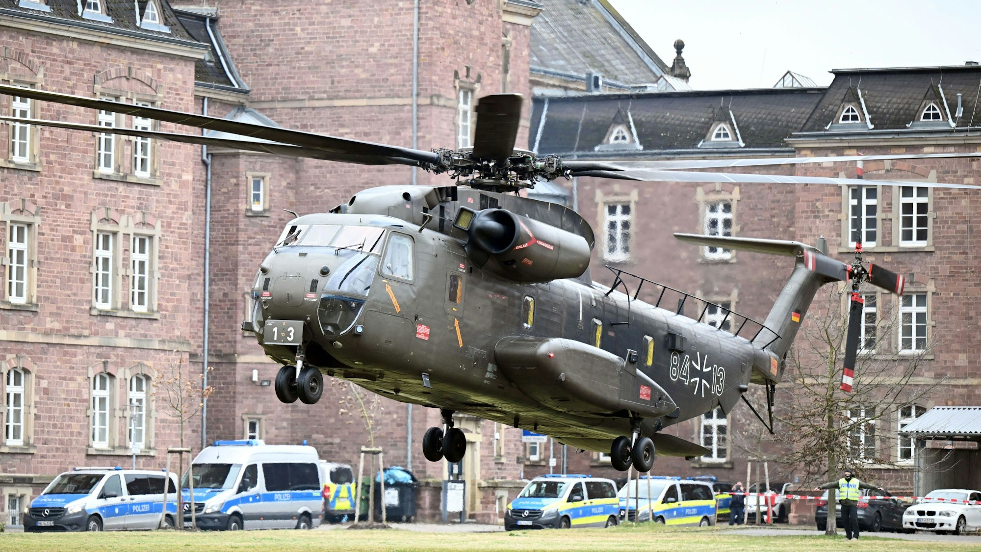 Im Innenhof eines Behördenzentrums landet ein Hubschrauber. In diesem wird der Tatverdächtige nach der Messerattacke am Holocaust-Mahnmal in Berlin transportiert.