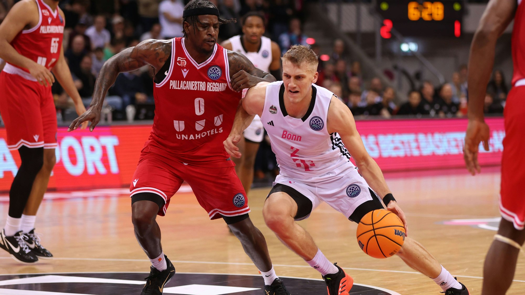 Bonns Sam Griesel im Zweikampf.