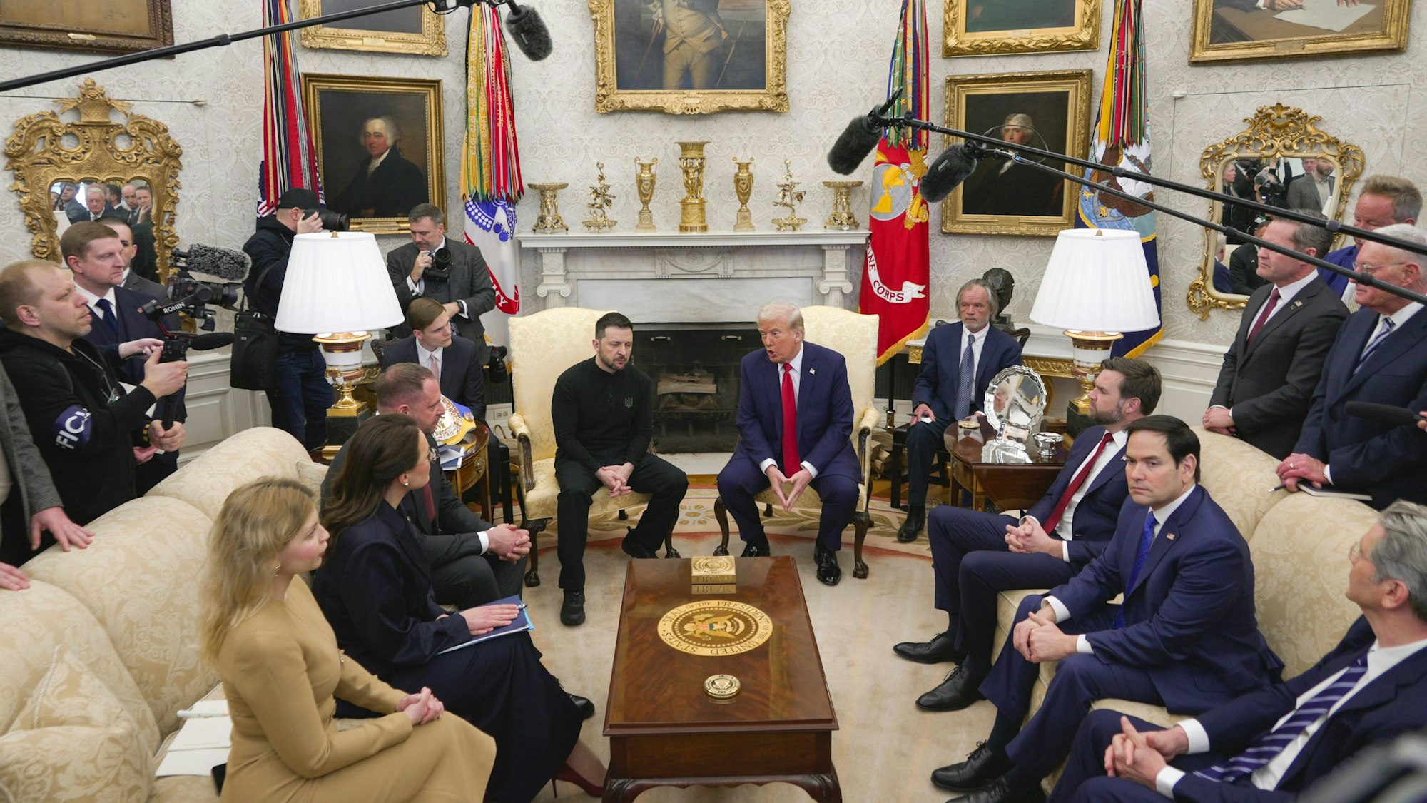 US-Präsident Donald Trump trifft den ukrainischen Präsidenten Wolodymyr Selenskyj im Beisein von US-Außenminister Marco Rubio (r.) und US-Vizepräsident JD Vance (2.v.r) im Oval Office des Weißen Hauses.