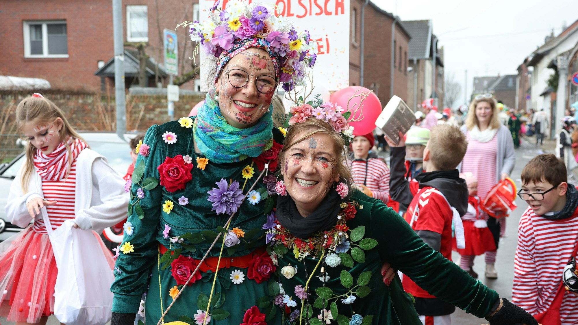 Nach eigenen Angaben und langjähriger Erfahrung brauchten diese beiden Blumenmädchen etwa eine Stunde, um die Kostüme herzustellen.