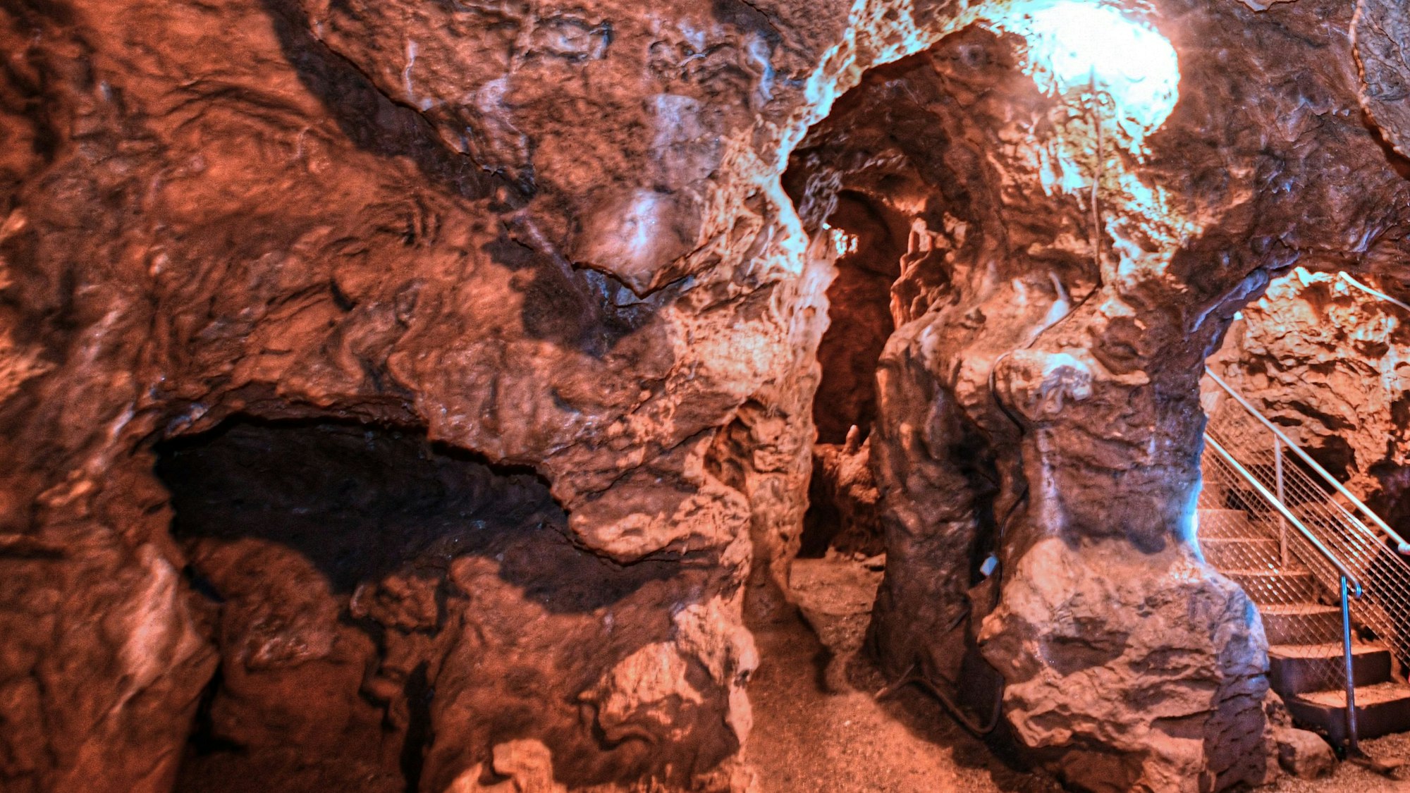 Blick in die Wiehler Tropfsteinhöhle.