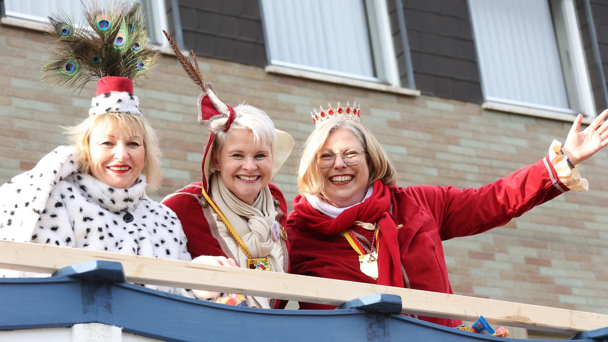 Das Elsiger Dreigestirn war gut gelaunt beim Zug durchs Dorf.