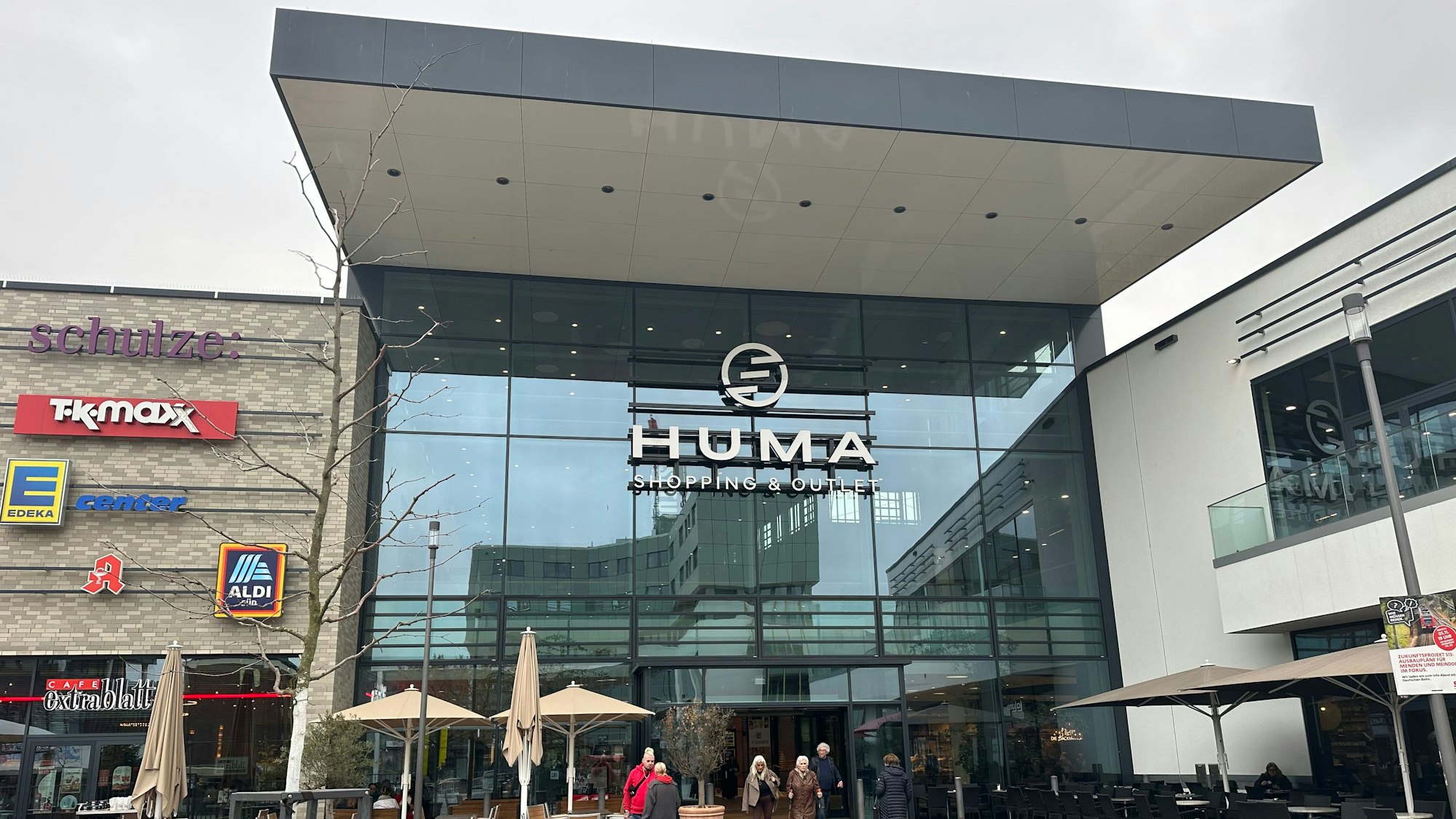 Die Front von Huma Shopping & Outlet mit Menschen, die davor gehen