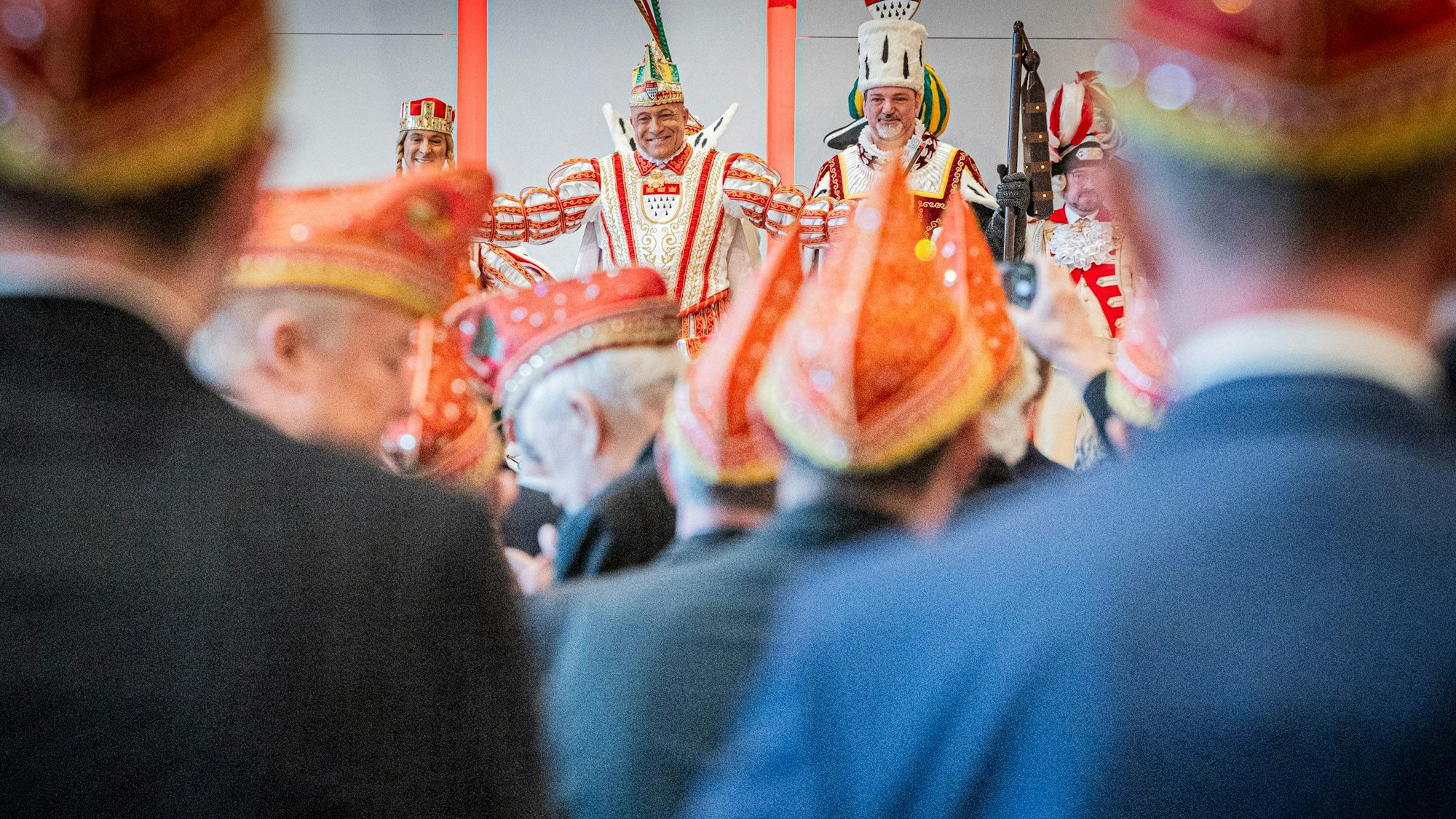 Das Dreigestirn auf der Bühne vor den ehemaligen Prinzen, Bauern und Jungfrauen.