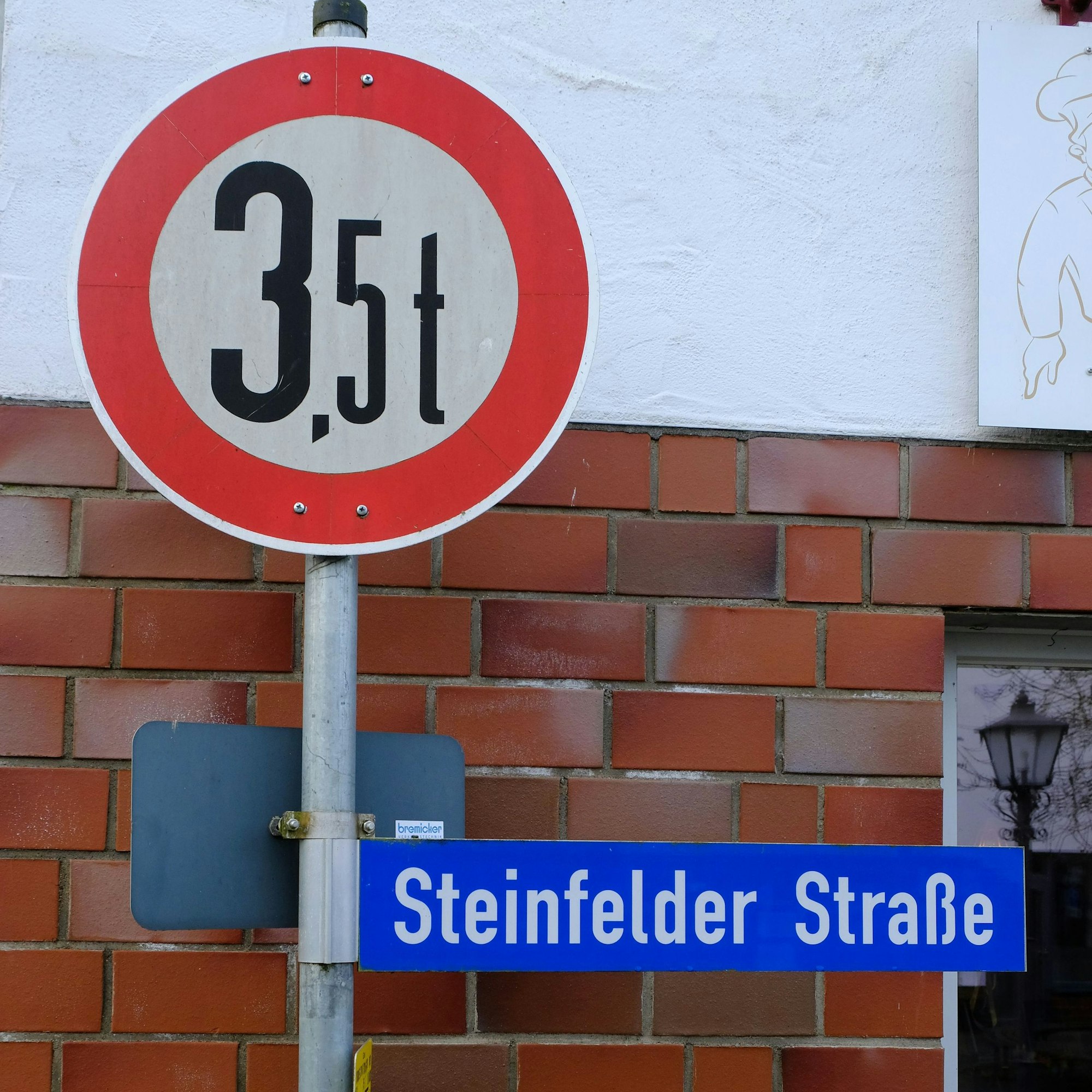 Am Straßenschild der Steinfelder Straße prangt das Verbotszeichen für Fahrzeuge über 3,5 Tonnen.
