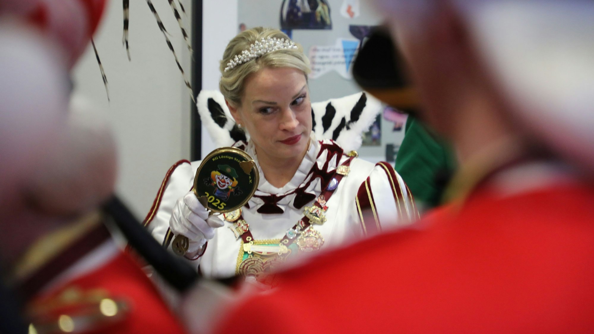 Jungfrau Steffi vom Bergisch Gladbacher Dreigestirn schaut in ihren Spiegel