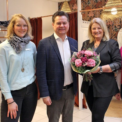 Ein Herr mit Blumenstrauß und drei Damen.