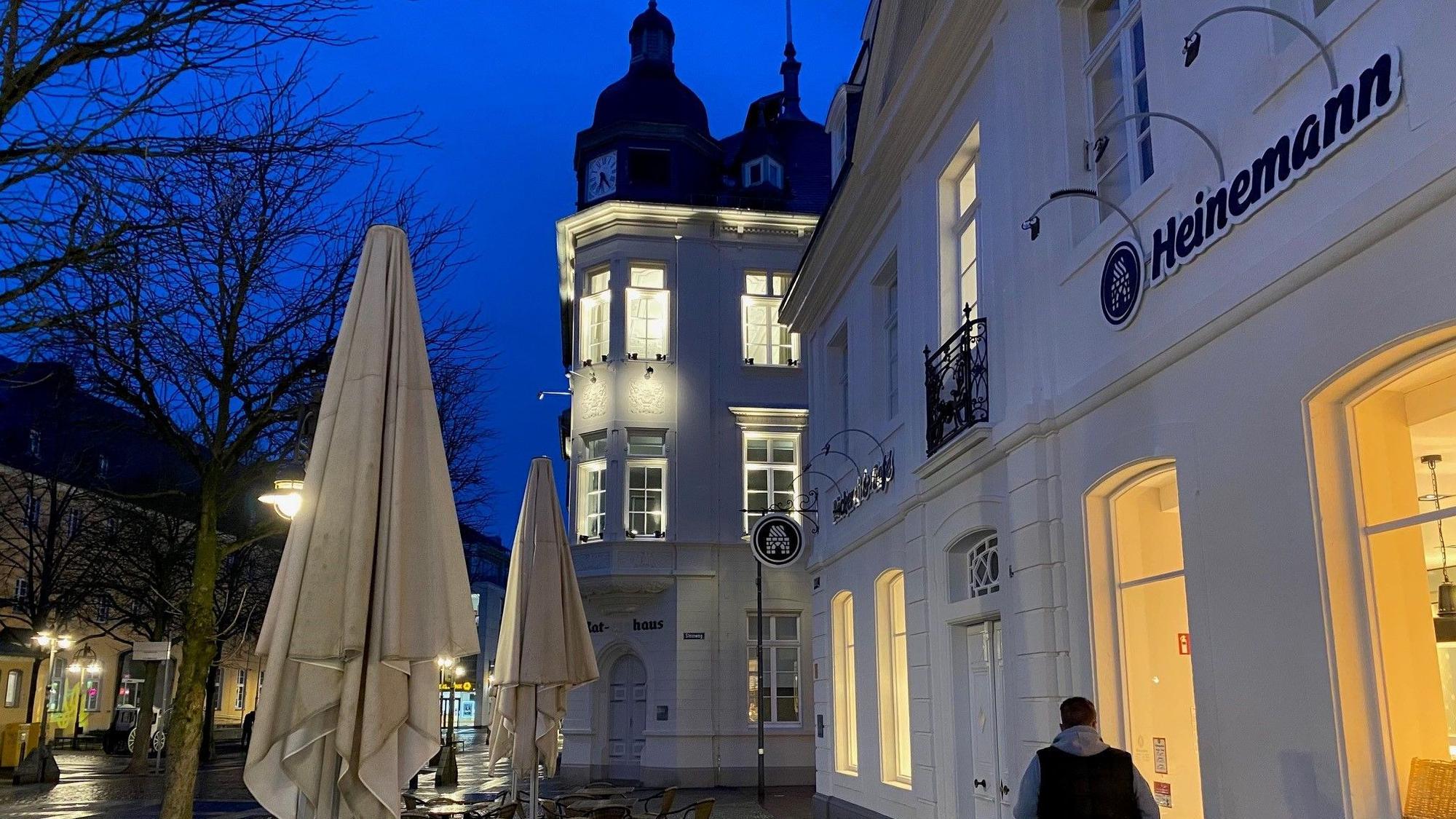 Zu sehen ist das angestrahlte Brühler Rathaus.