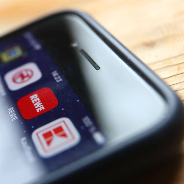 Die Verbraucherzentrale Baden-Württemberg klagt gegen Rewe wegen fehlender Preisinformationen in der Rewe-App vor dem Landgericht Köln.