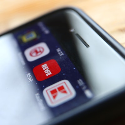 Die Verbraucherzentrale Baden-Württemberg klagt gegen Rewe wegen fehlender Preisinformationen in der Rewe-App vor dem Landgericht Köln.