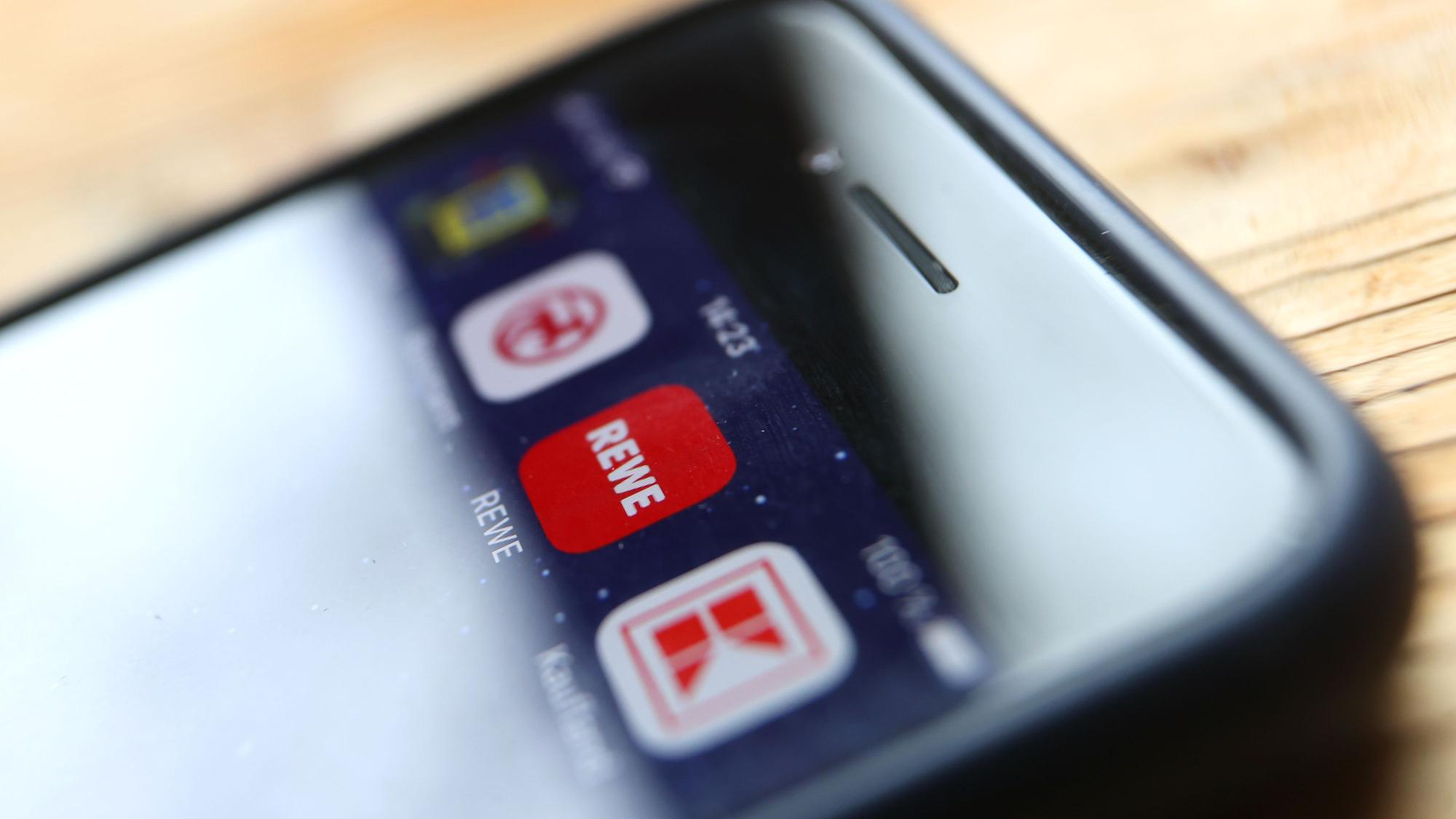 Die Verbraucherzentrale Baden-Württemberg klagt gegen Rewe wegen fehlender Preisinformationen in der Rewe-App vor dem Landgericht Köln.