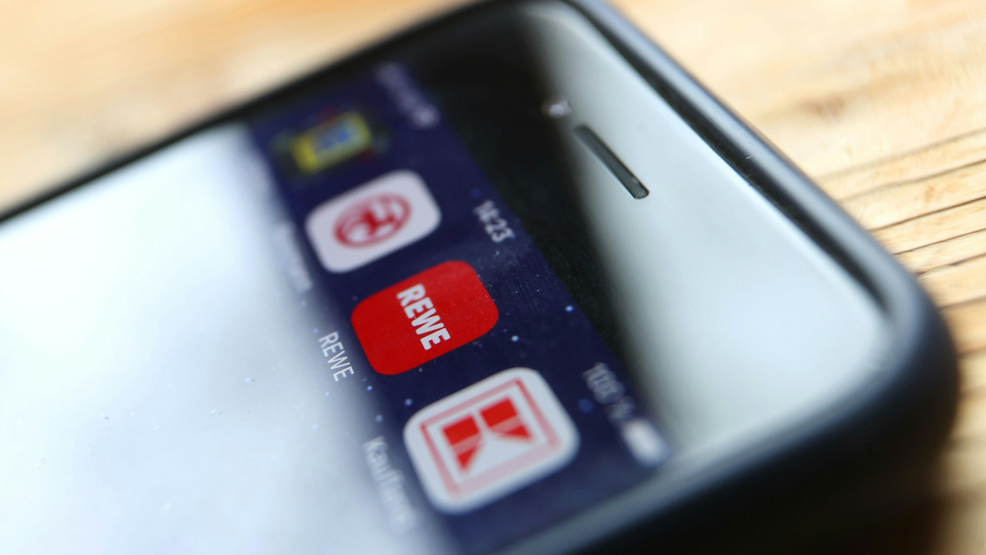Die Verbraucherzentrale Baden-Württemberg klagt gegen Rewe wegen fehlender Preisinformationen in der Rewe-App vor dem Landgericht Köln.