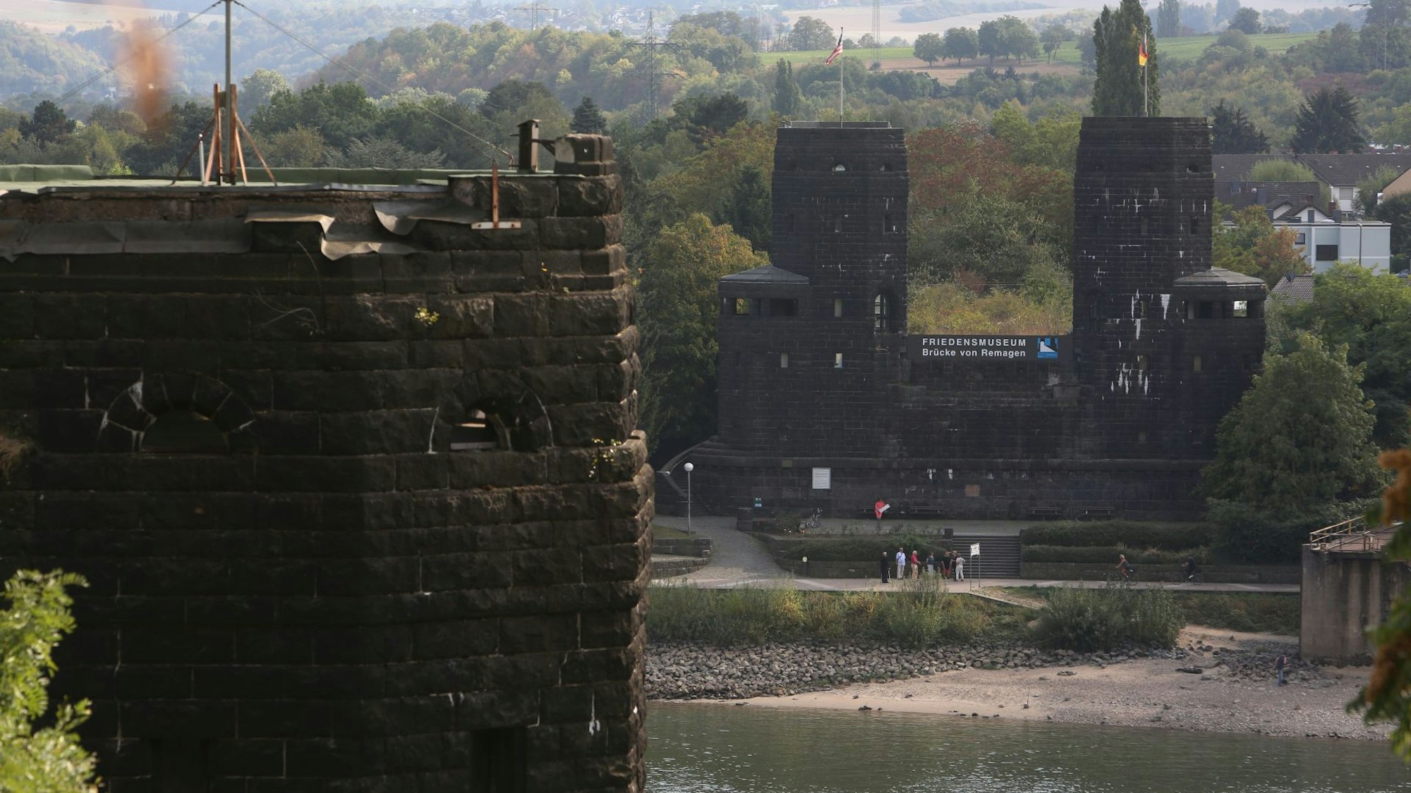 Die Türme der Brücke auf Erpeler und auf Remagener Seite.