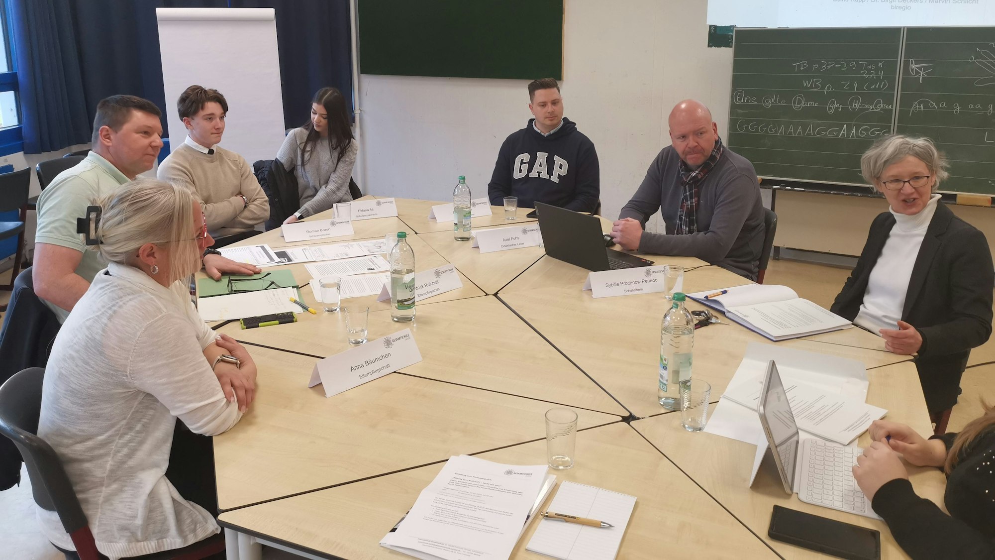 Anna Bäumchen, Patrick Reichelt, Roman Braun, Fidana Ali, Andreas Geyr, Axel Fuhs und Sybille Prochnow Penedo (v.l.) sitzen am Tisch.