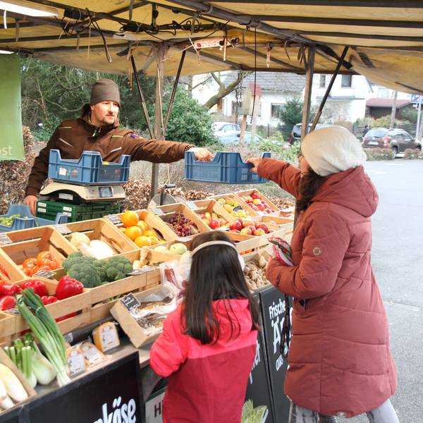 Ein Stand mit Lebensmitteln auf einem Markt.