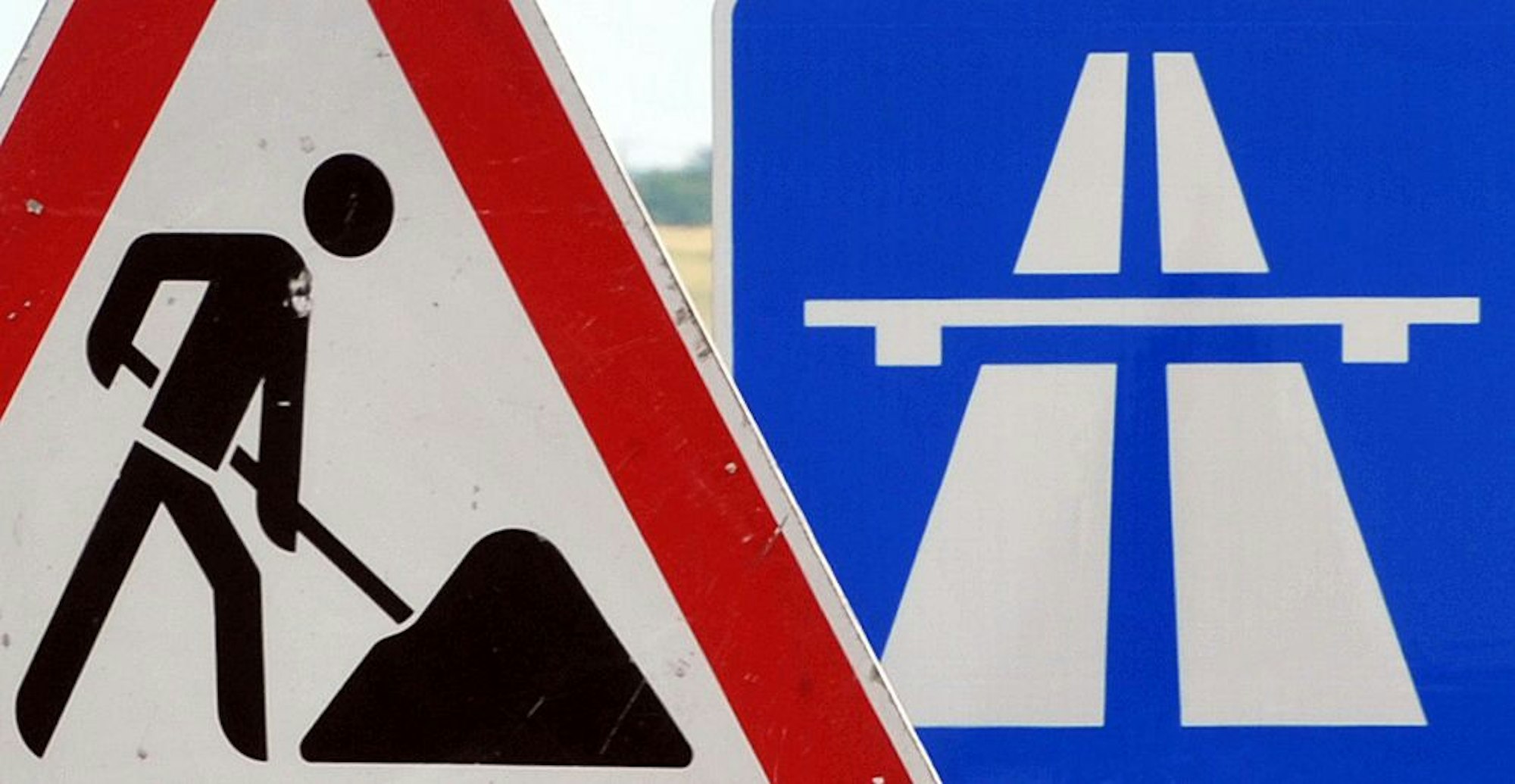 Das Foto zeigt ein Baustellen- sowie ein Autobahnschild.
