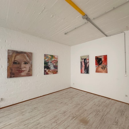 Gemälde hängen an einer Wand