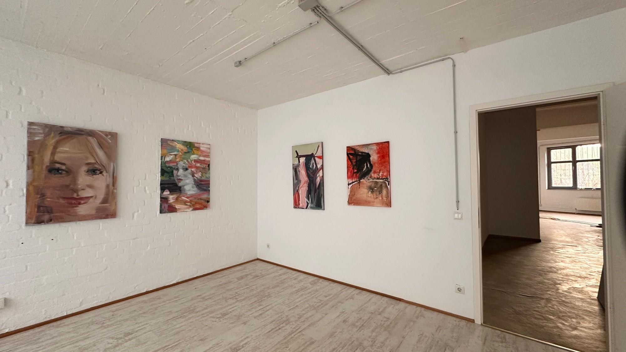 Gemälde hängen an einer Wand