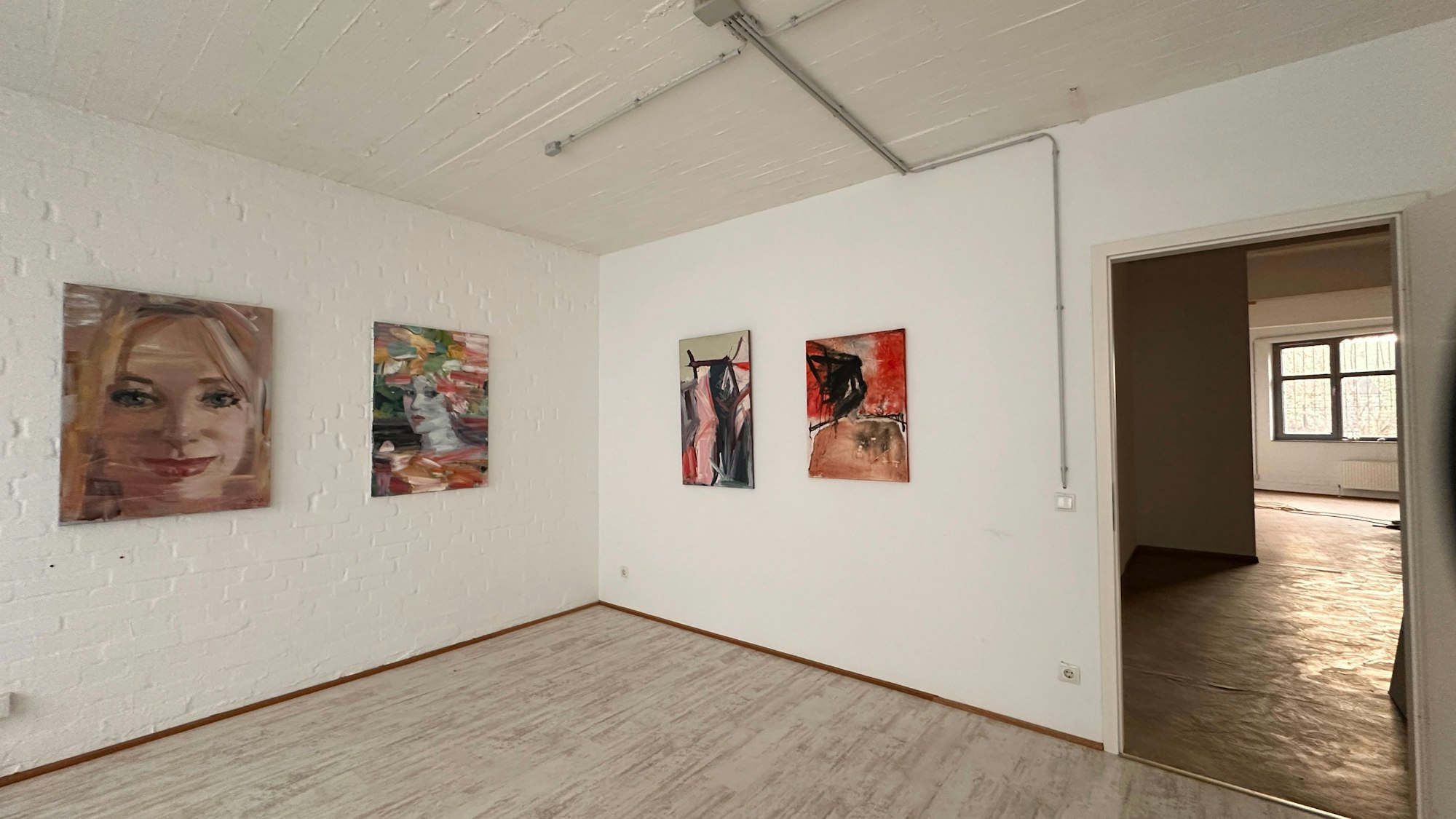 Gemälde hängen an einer Wand