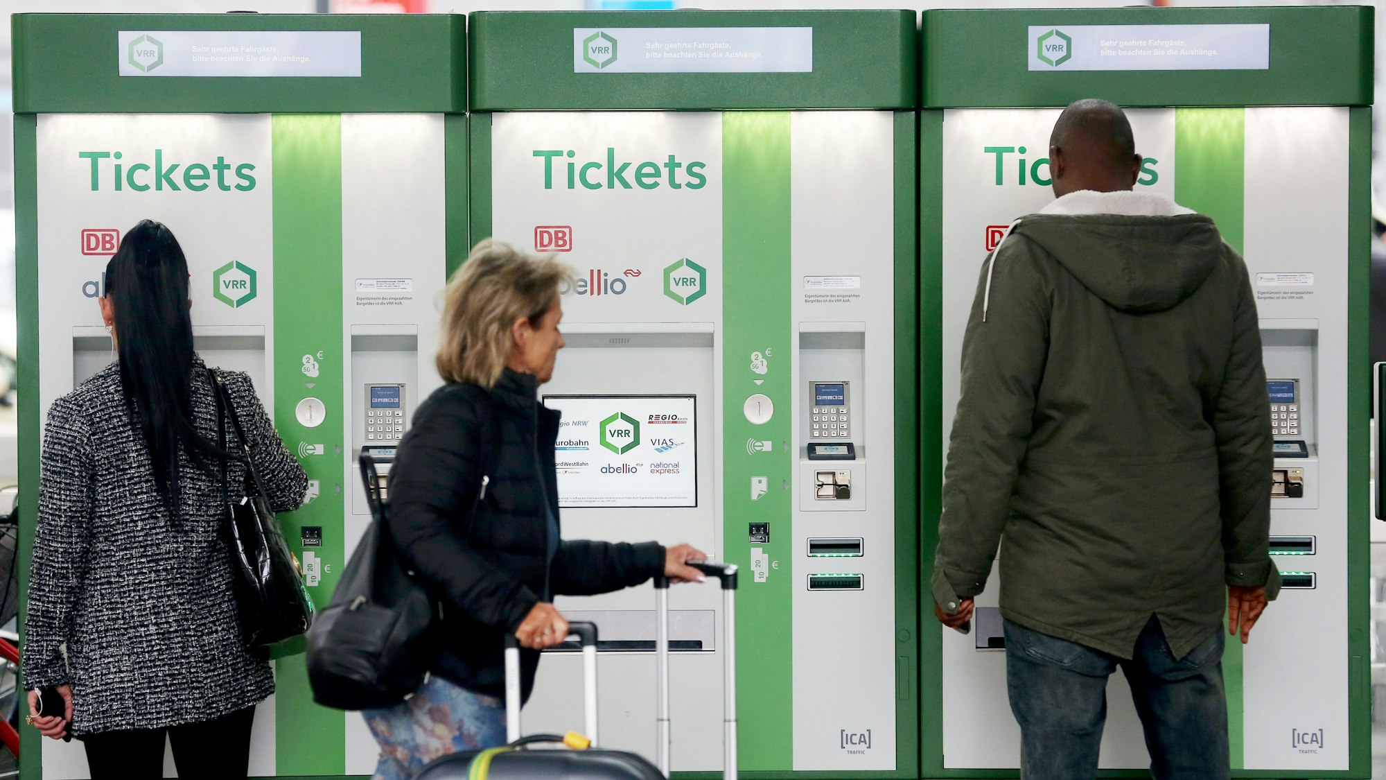 Das Foto zeigt Fahrscheinautomaten des Verkehrsverbundes Rhein-Ruhr (VRR)