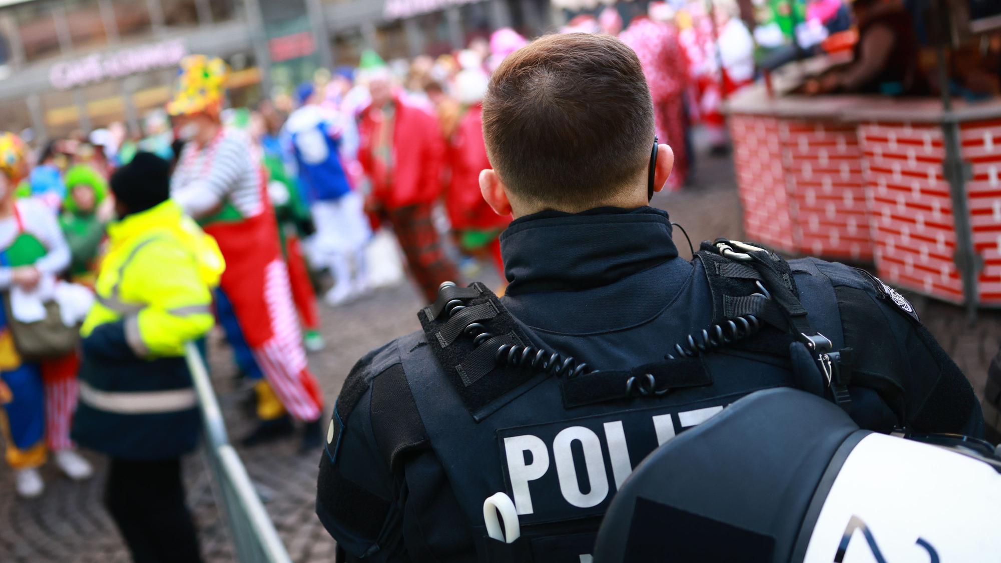 Polizisten sicherten bereits in den frühen Morgenstunden die Straßen rund um den Alter Markt vor dem Beginn des Karnevals.