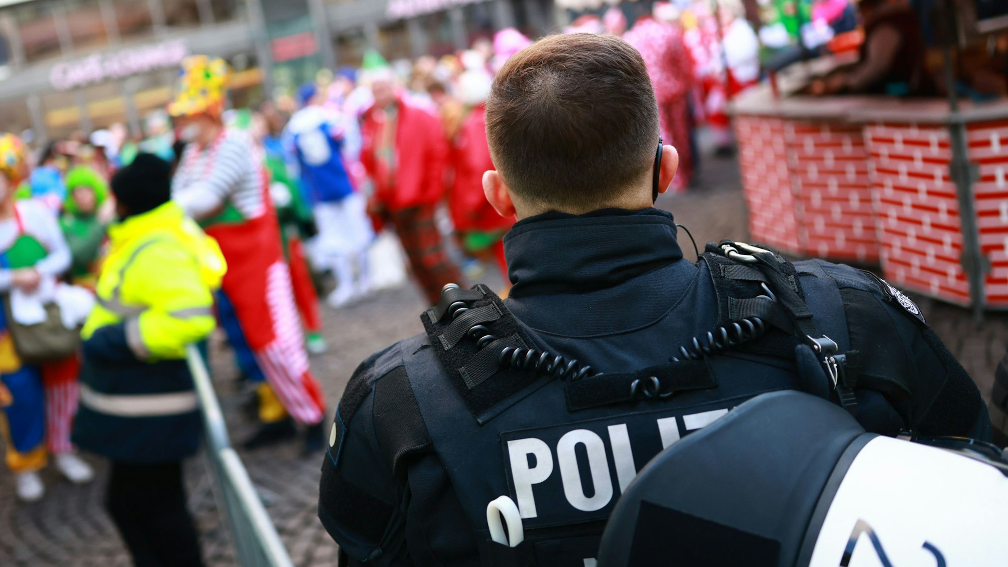 Polizisten sicherten bereits in den frühen Morgenstunden die Straßen rund um den Alter Markt vor dem Beginn des Karnevals.