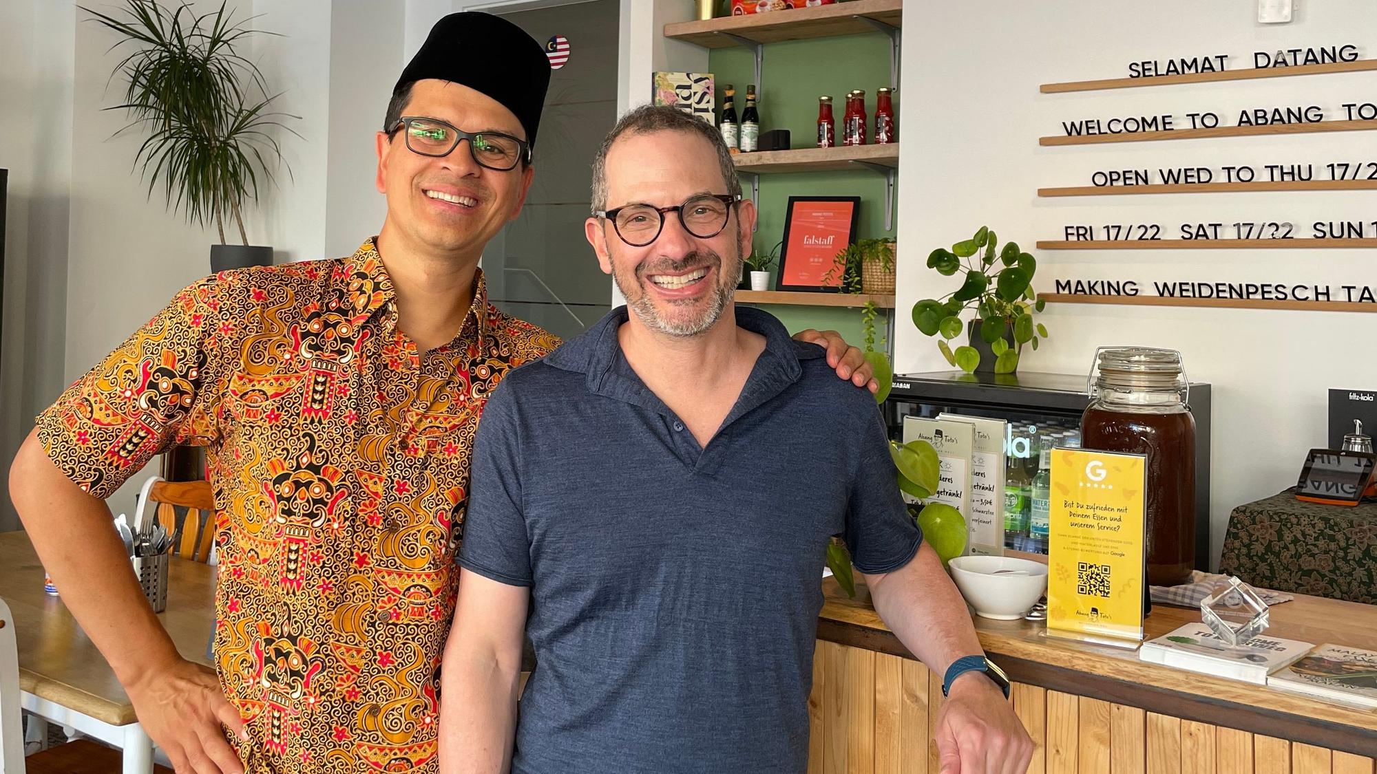 Die Inhaber des „Abang Toto's“, Christopher Krebs (l.) und Todd Lewis.