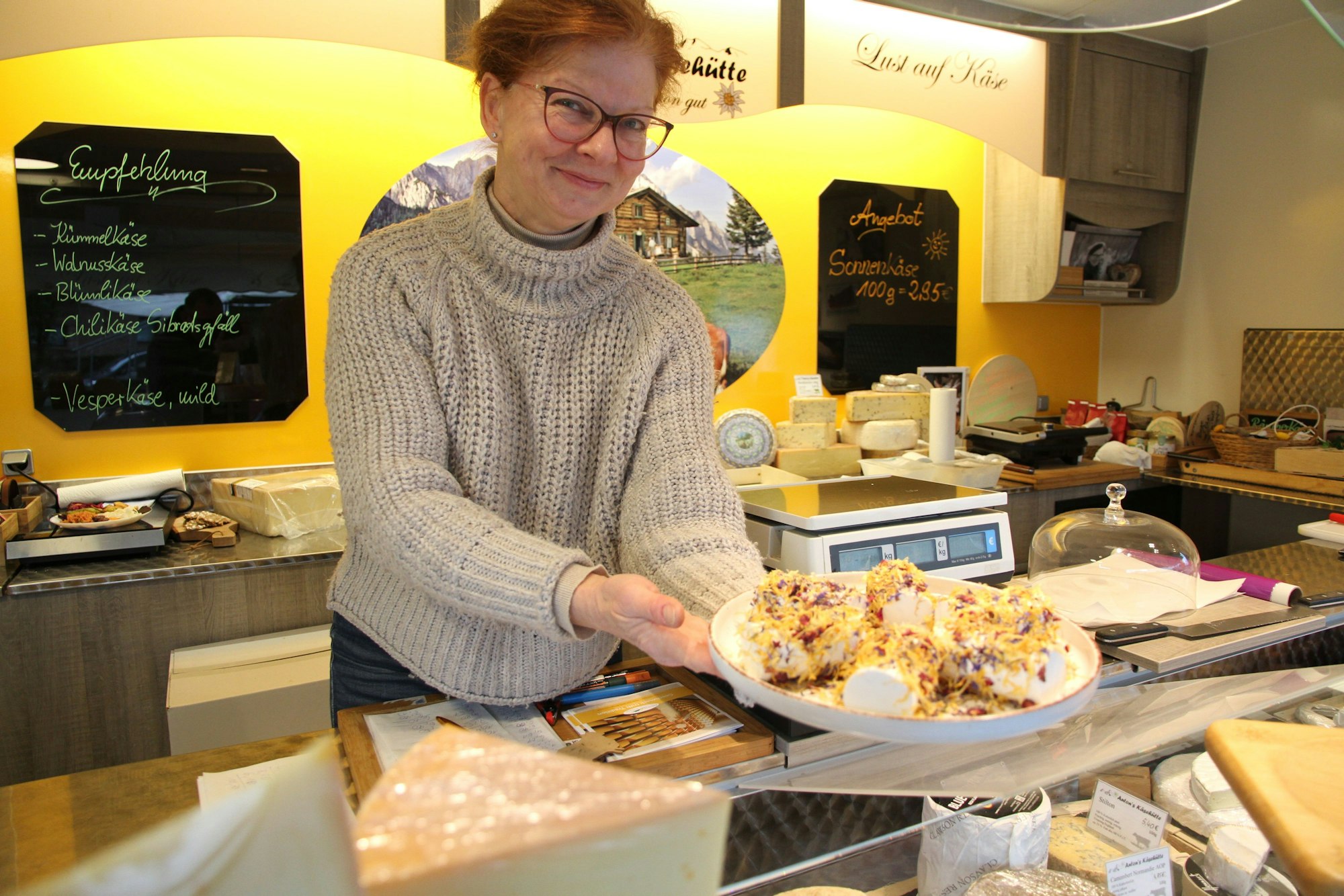 Eine Frau in einem Verkaufswagen.