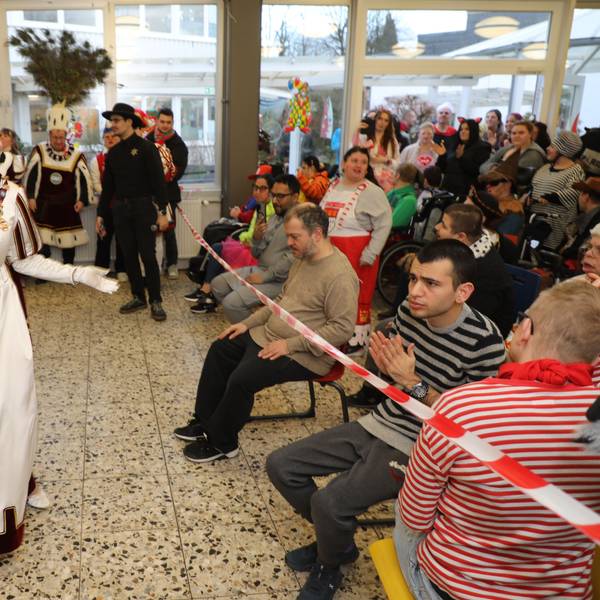 In den Gemeinnützigen Werkstätten Köln am Schlodderdicher Weg in Bergisch Gladbach tanzt Jungfrau Steffi beim ersten Auftritt an Weiberfastnacht.