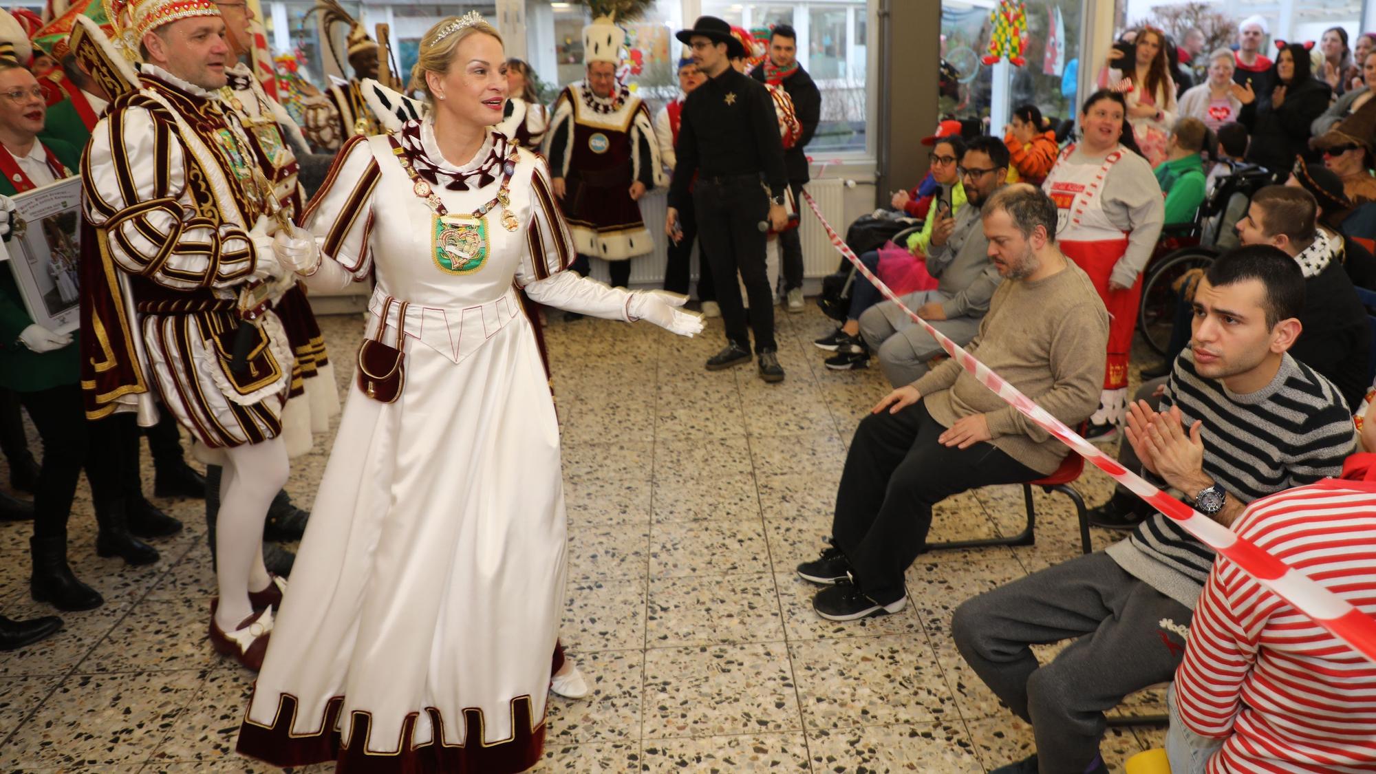 In den Gemeinnützigen Werkstätten Köln am Schlodderdicher Weg in Bergisch Gladbach tanzt Jungfrau Steffi beim ersten Auftritt an Weiberfastnacht.