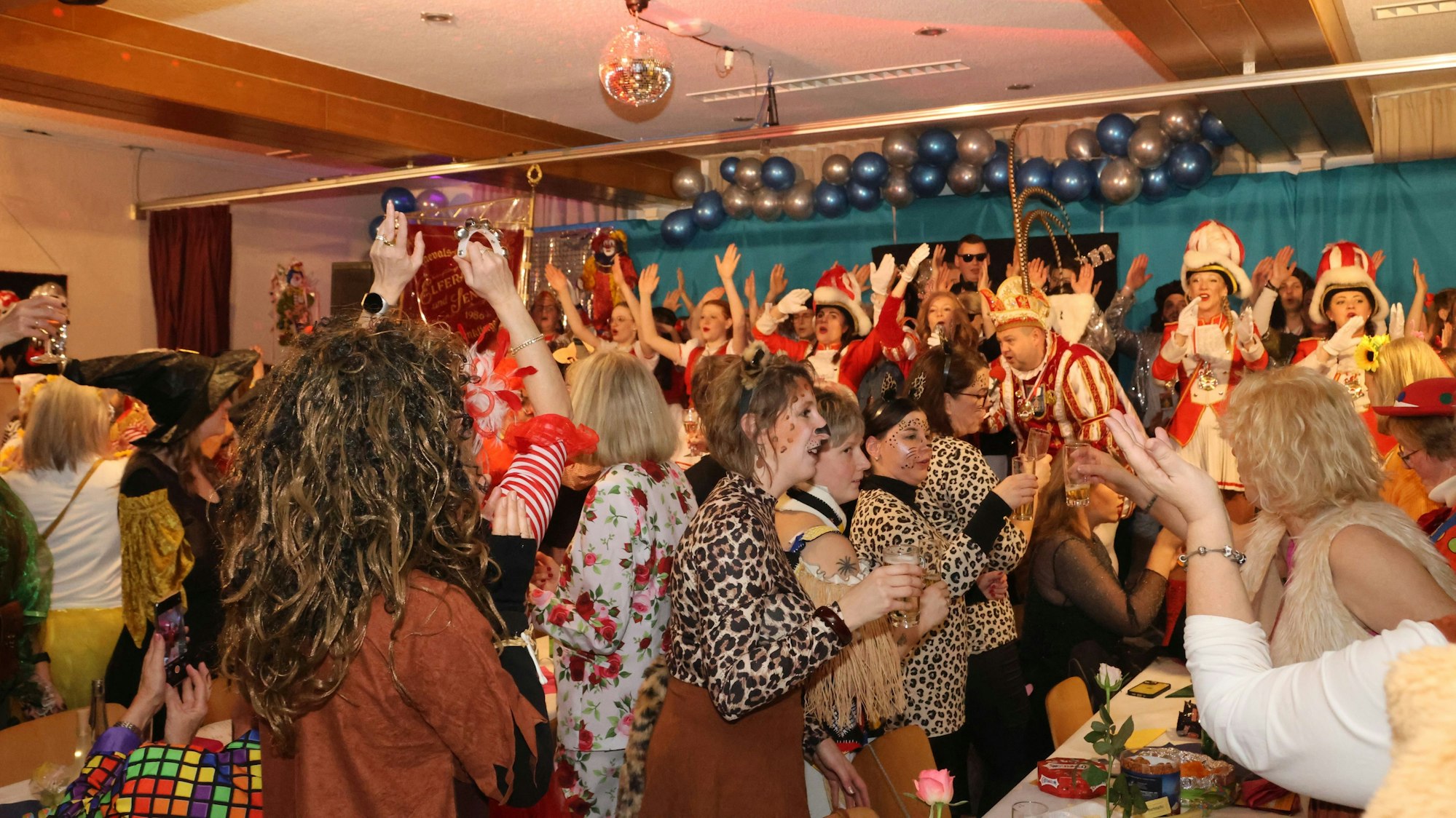 Ein voller Saal bei einer Weibersitzung.