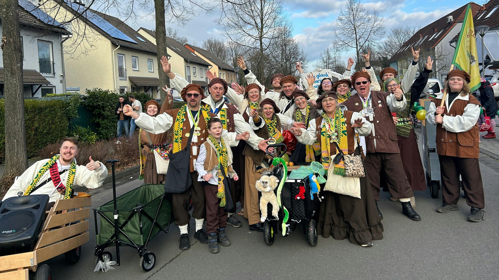 Der Veedelszug im Troisdorfer Gleisdreieck lockte auch in diesem Jahr zahlreiche Jecken an.