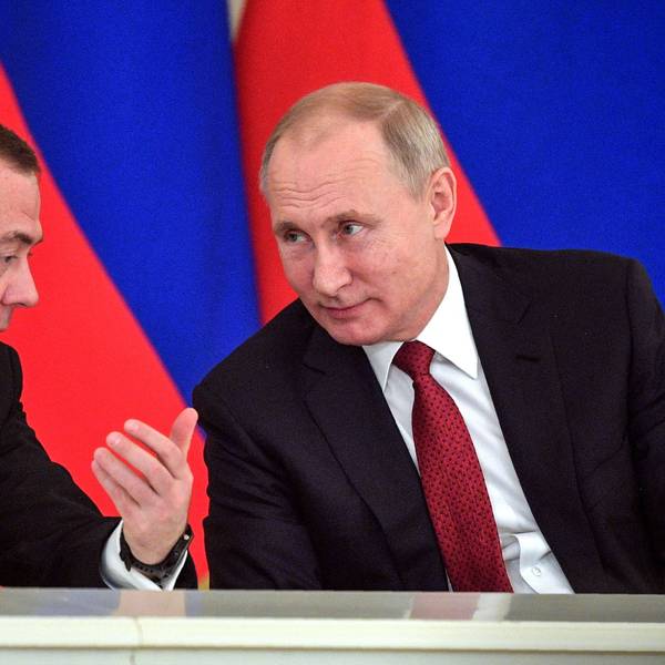 Kremlchef Wladimir Putin (r.) zusammen mit dem früheren russischen Präsidenten Dmitri Medwedew. (Archivbild)