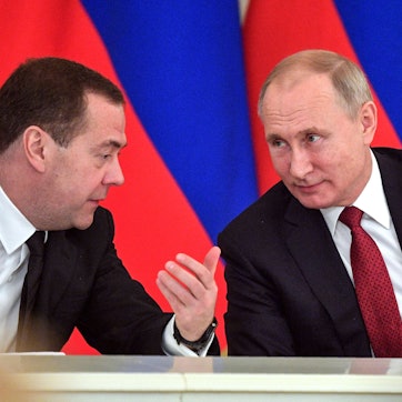 Kremlchef Wladimir Putin (r.) zusammen mit dem früheren russischen Präsidenten Dmitri Medwedew. (Archivbild)