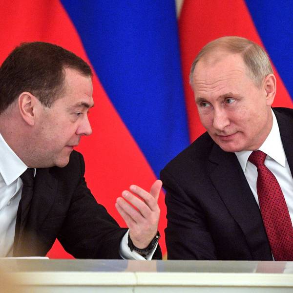 Der ehemalige russische Präsident Dmitri Medwedew (l.) im Gespräch mit Kremlchef Wladimir Putin. Medwedew hat sich nach dem Eklat im Weißen Haus zu Wort gemeldet. (Archivbild)
