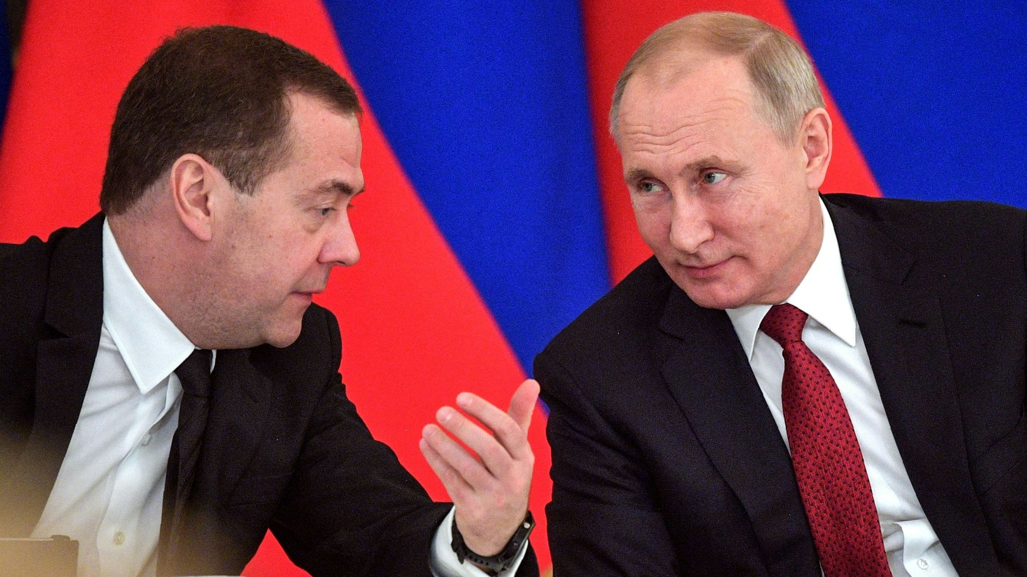 Der ehemalige russische Präsident Dmitri Medwedew (l.) im Gespräch mit Kremlchef Wladimir Putin. Medwedew hat sich nach dem Eklat im Weißen Haus zu Wort gemeldet. (Archivbild)