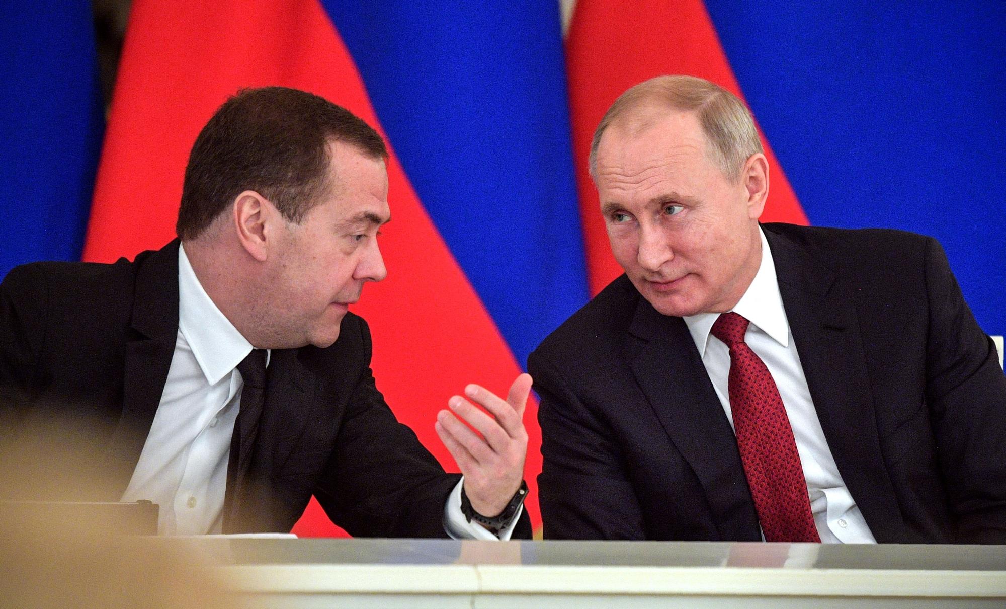 Ex-Kremlchef Dmitri Medwedew im Gespräch mit Russlands Präsident Wladimir Putin. Medwedew hat Europa erneut mit Krieg gedroht. (Archivbild)
