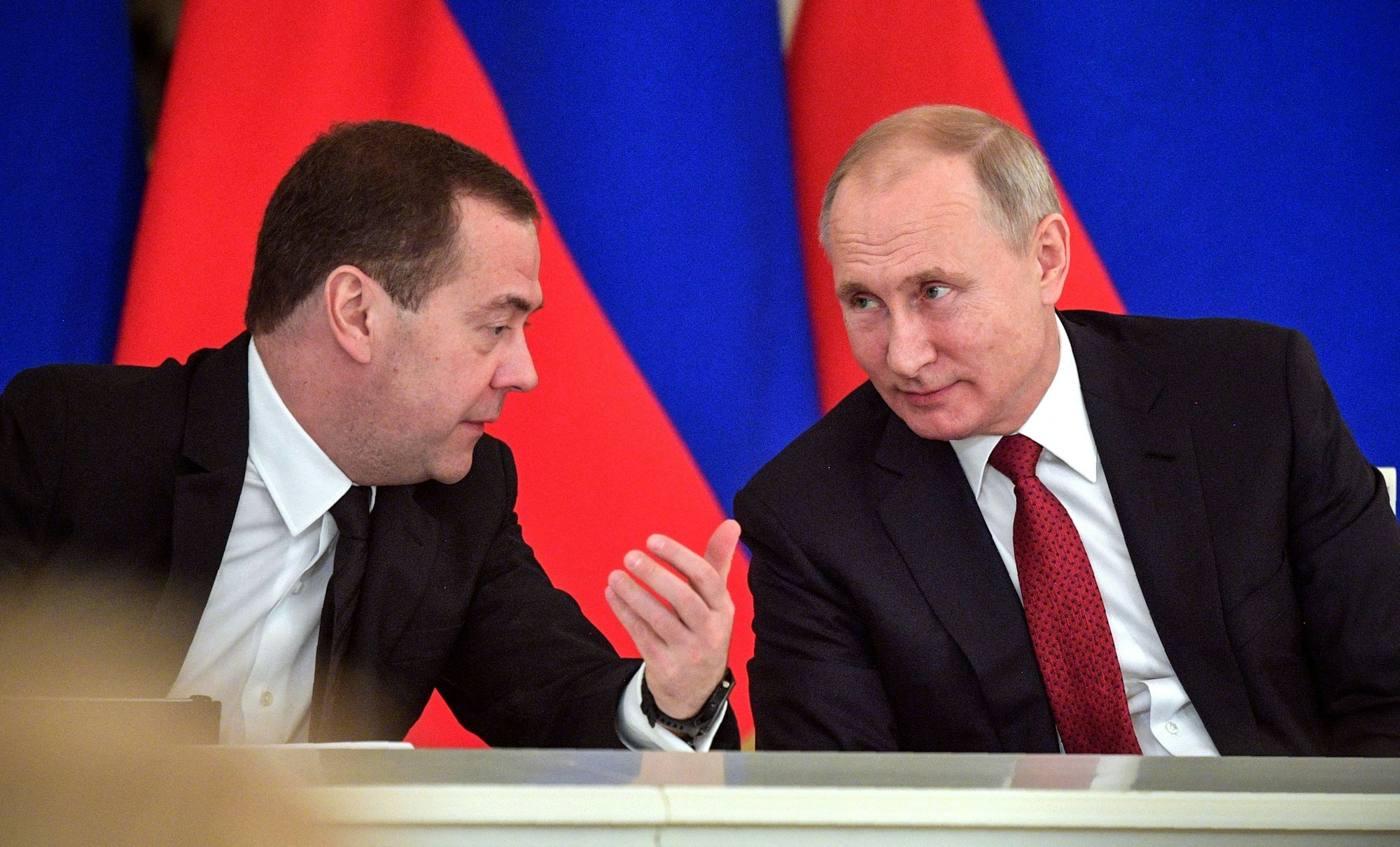Ex-Kremlchef Dmitri Medwedew im Gespräch mit Russlands Präsident Wladimir Putin. Medwedew hat Europa erneut mit Krieg gedroht. (Archivbild)
