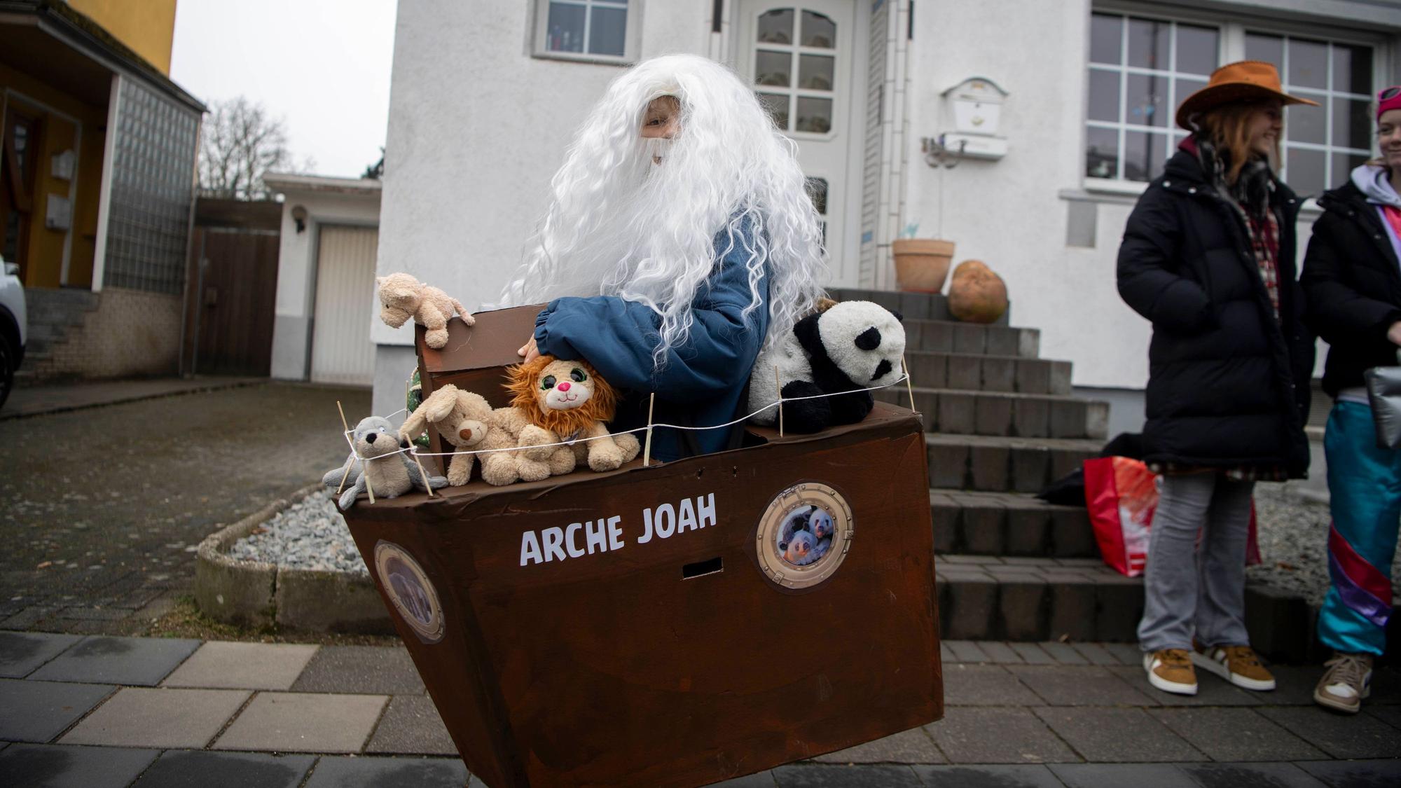 Das Bild zeigt den Grundschüler als Joah in seiner Arche.