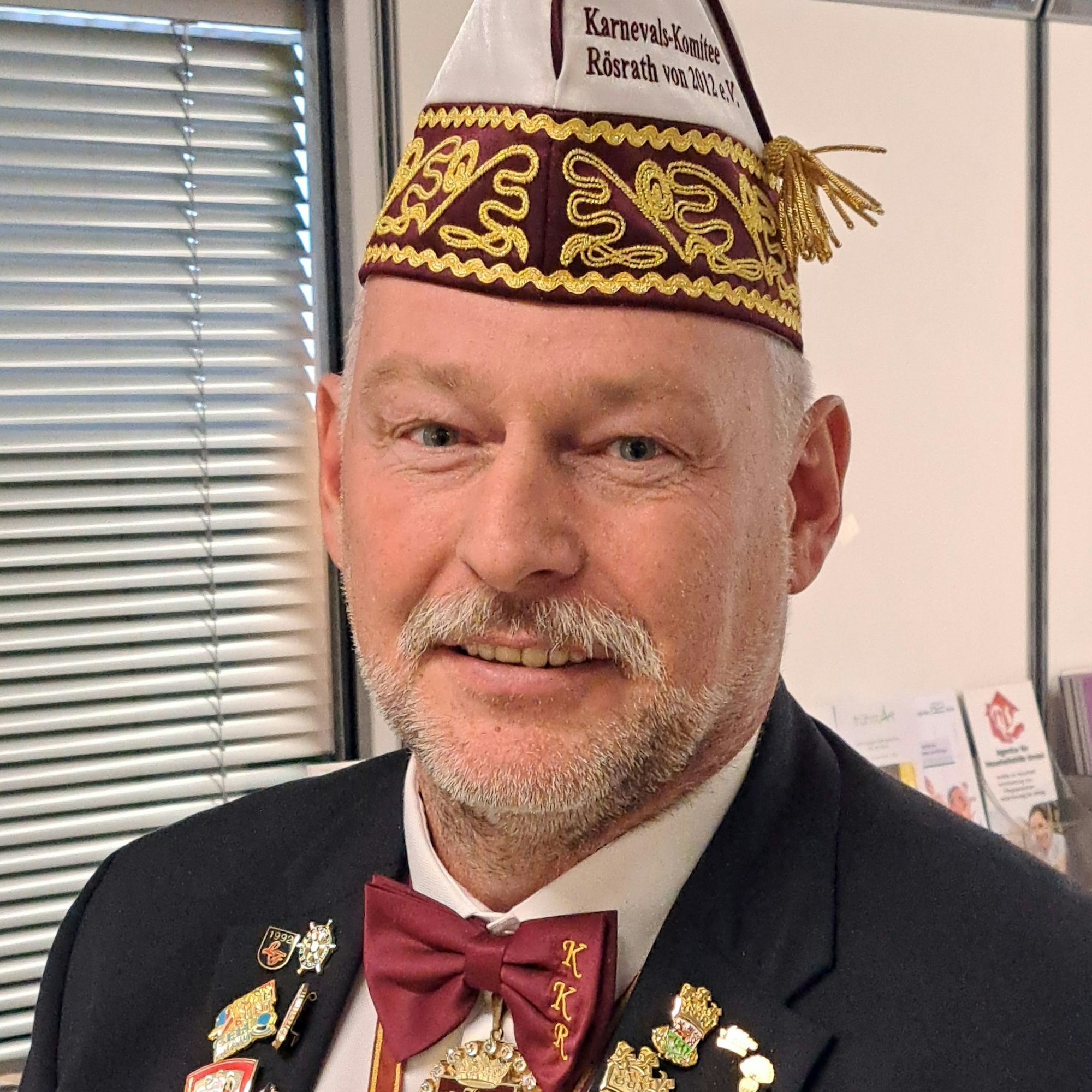 Jörg Schallenberg vom Karnevals-Komitee Rösrath (KKR) steht am 26.2.2025 im Foyer des Kreishauses am Rübezahlwald.