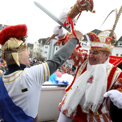 Zwei Männer, einer in römischer Uniform, stellen einen Kampf.