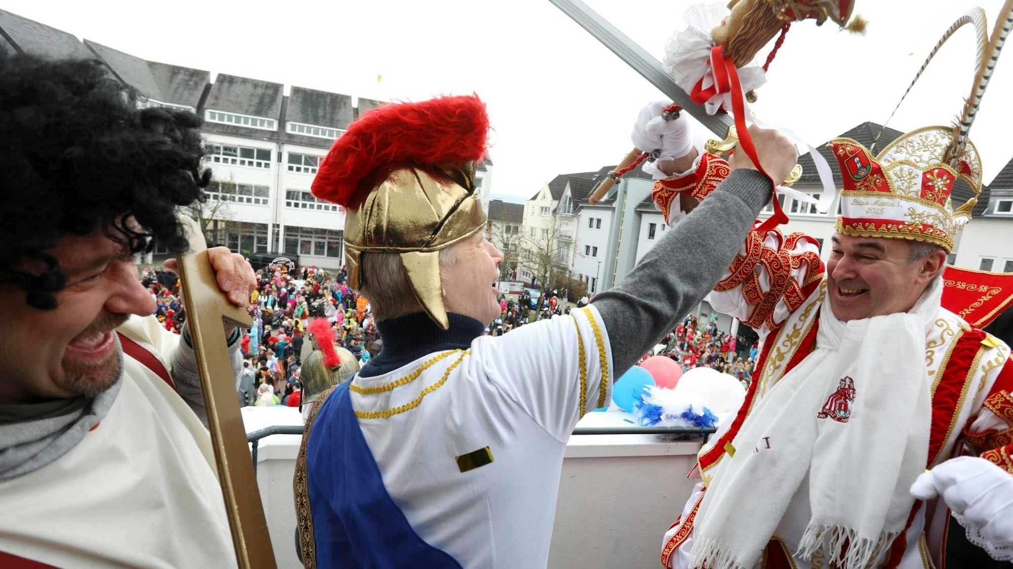Zwei Männer, einer in römischer Uniform, stellen einen Kampf.