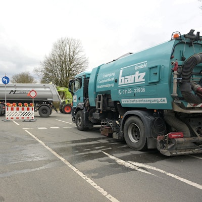 Sicherheitsabsperrungen am Zugweg  durch Lkw in Kürten-Bechen am 27.2.2025.
