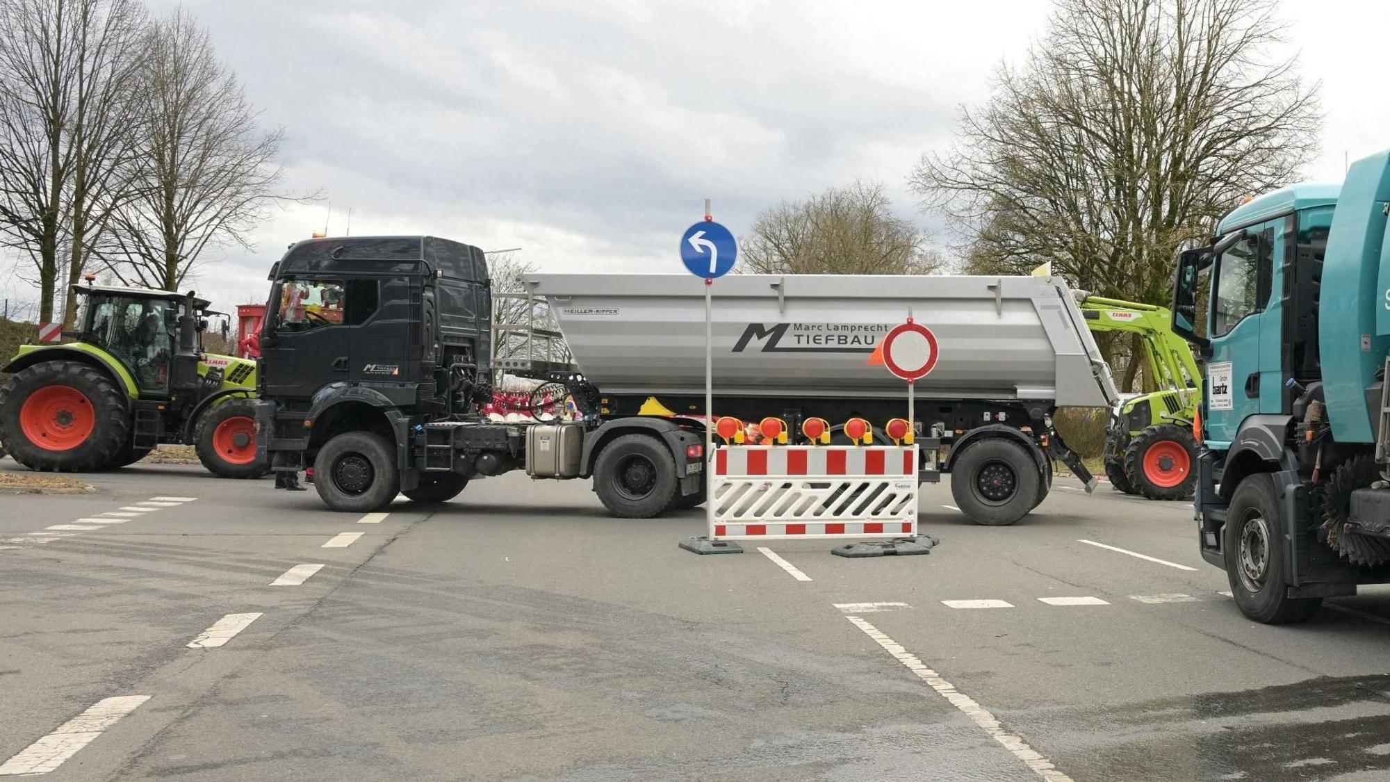 Sicherheitsabsperrungen am Zugweg durch Lkw in Kürten-Bechen am 27.2.2025.