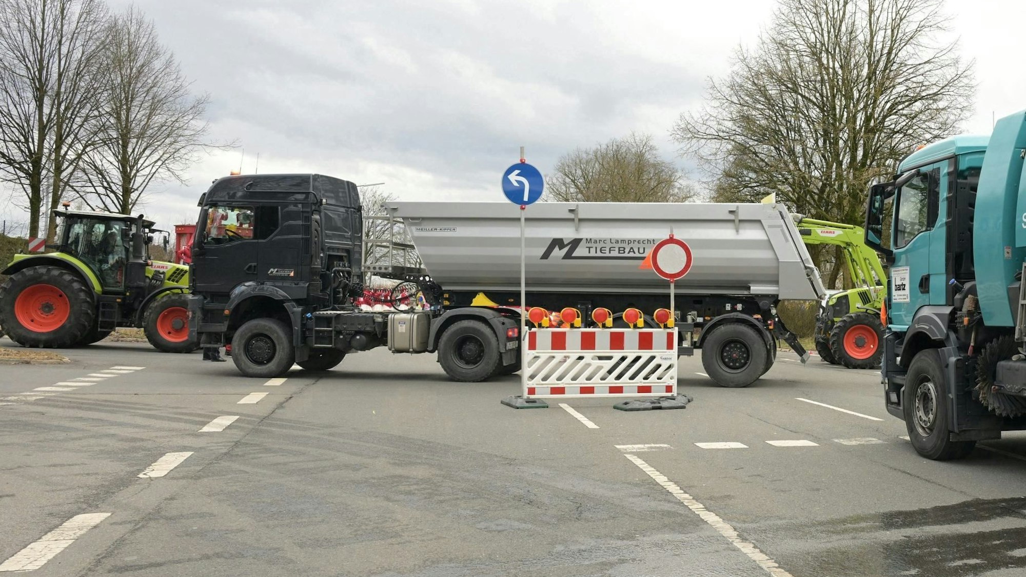 Sicherheitsabsperrungen am Zugweg  durch Lkw in Kürten-Bechen am 27.2.2025.